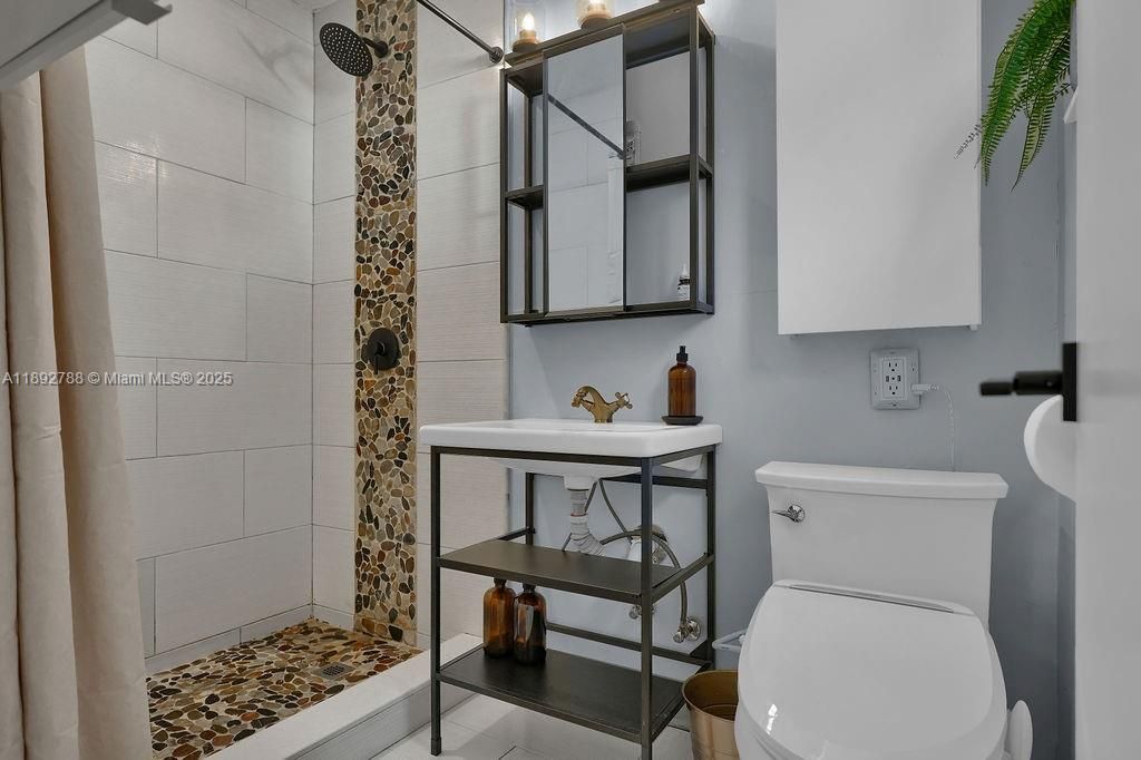 合同活跃: $695,000 (4 贝兹, 2 浴室, 1726 平方英尺)