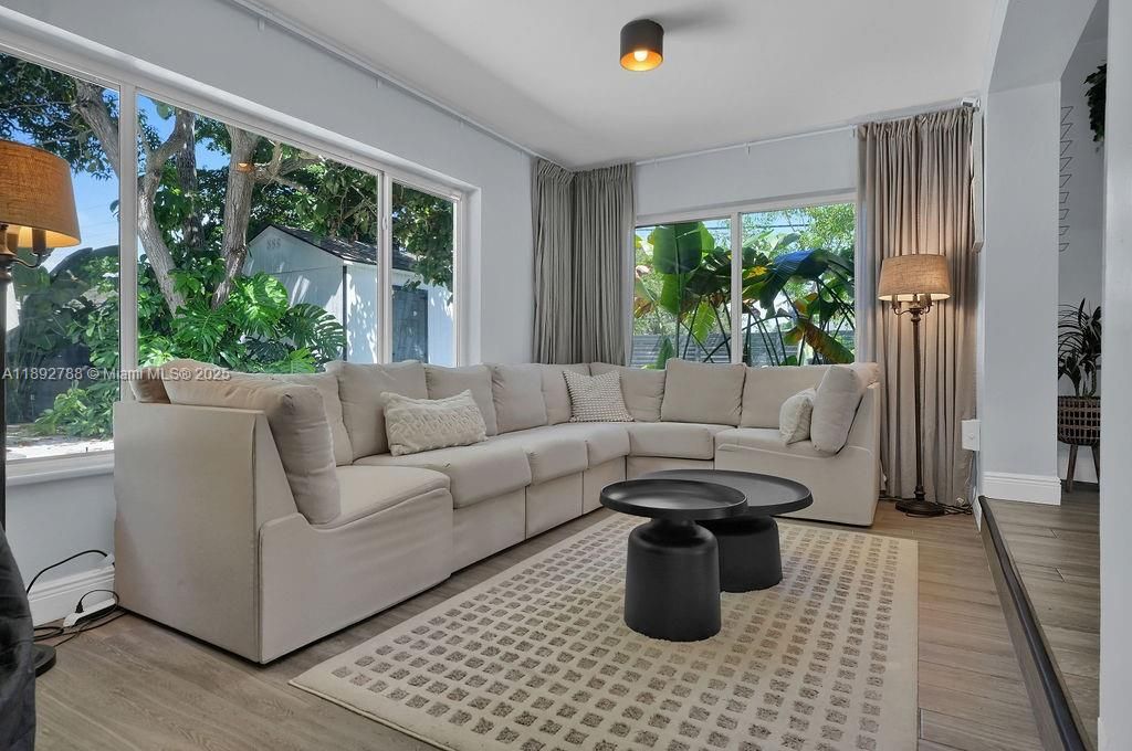 合同活跃: $695,000 (4 贝兹, 2 浴室, 1726 平方英尺)