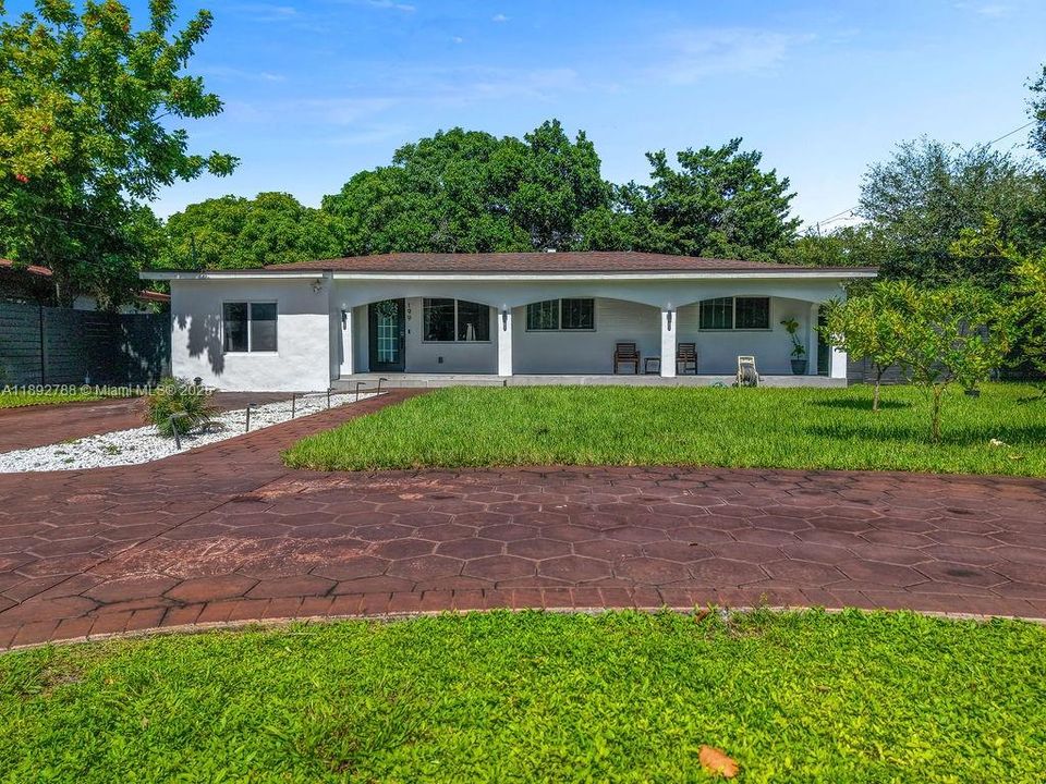 合同活跃: $695,000 (4 贝兹, 2 浴室, 1726 平方英尺)