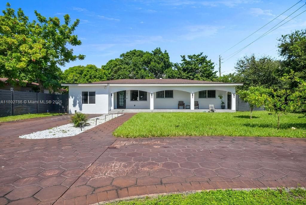 合同活跃: $695,000 (4 贝兹, 2 浴室, 1726 平方英尺)