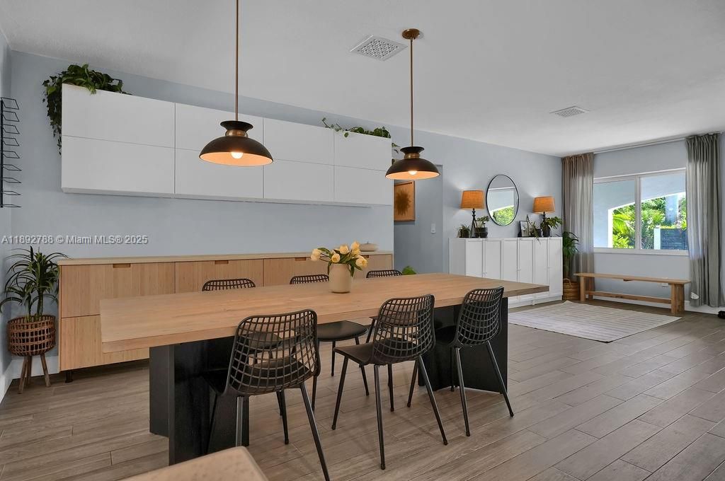 合同活跃: $695,000 (4 贝兹, 2 浴室, 1726 平方英尺)