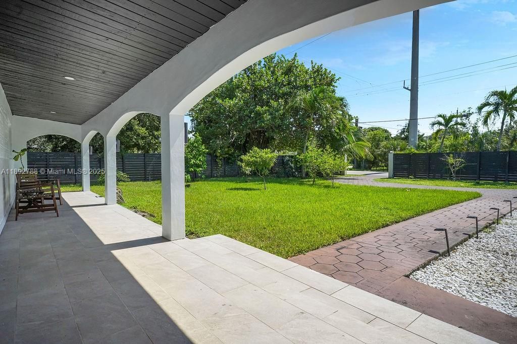 合同活跃: $695,000 (4 贝兹, 2 浴室, 1726 平方英尺)