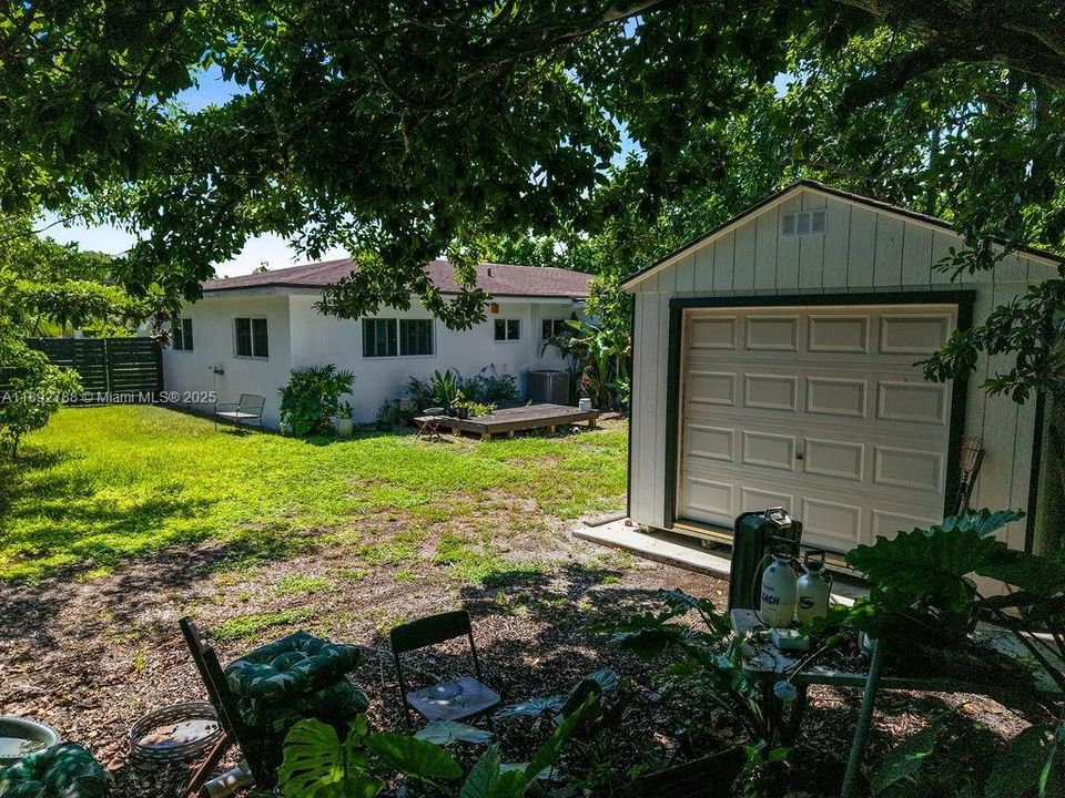 合同活跃: $695,000 (4 贝兹, 2 浴室, 1726 平方英尺)