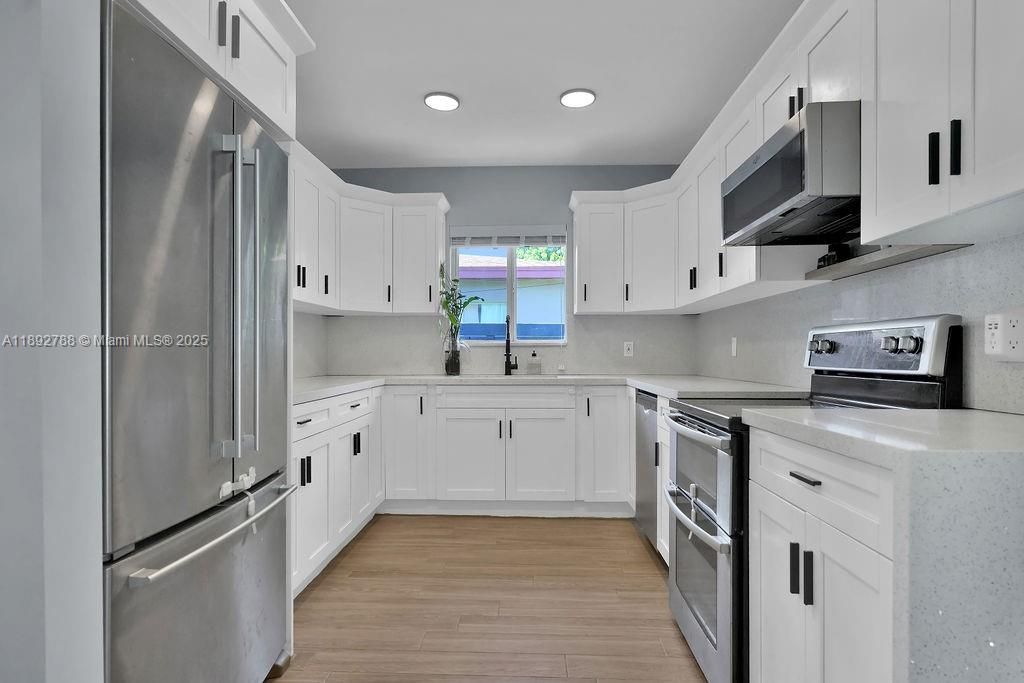 合同活跃: $695,000 (4 贝兹, 2 浴室, 1726 平方英尺)