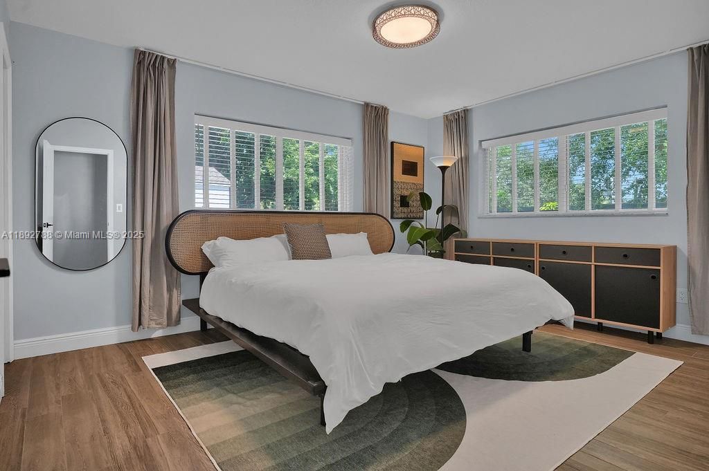 合同活跃: $695,000 (4 贝兹, 2 浴室, 1726 平方英尺)