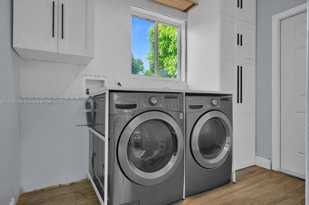 合同活跃: $695,000 (4 贝兹, 2 浴室, 1726 平方英尺)