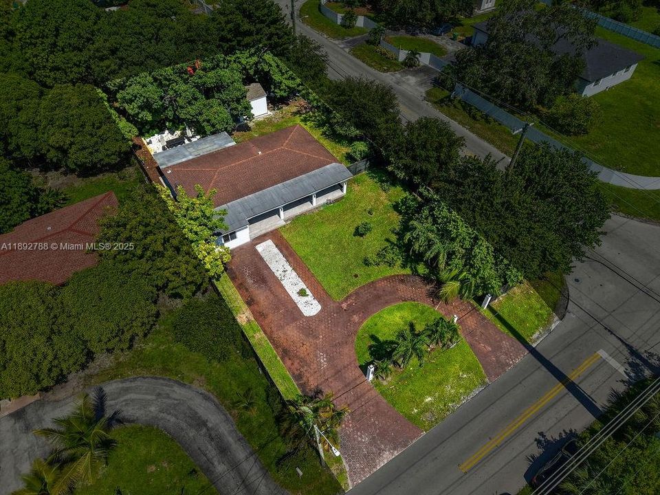 合同活跃: $695,000 (4 贝兹, 2 浴室, 1726 平方英尺)