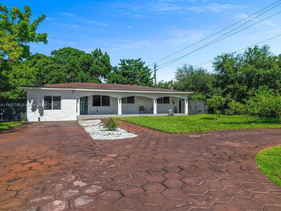 合同活跃: $695,000 (4 贝兹, 2 浴室, 1726 平方英尺)