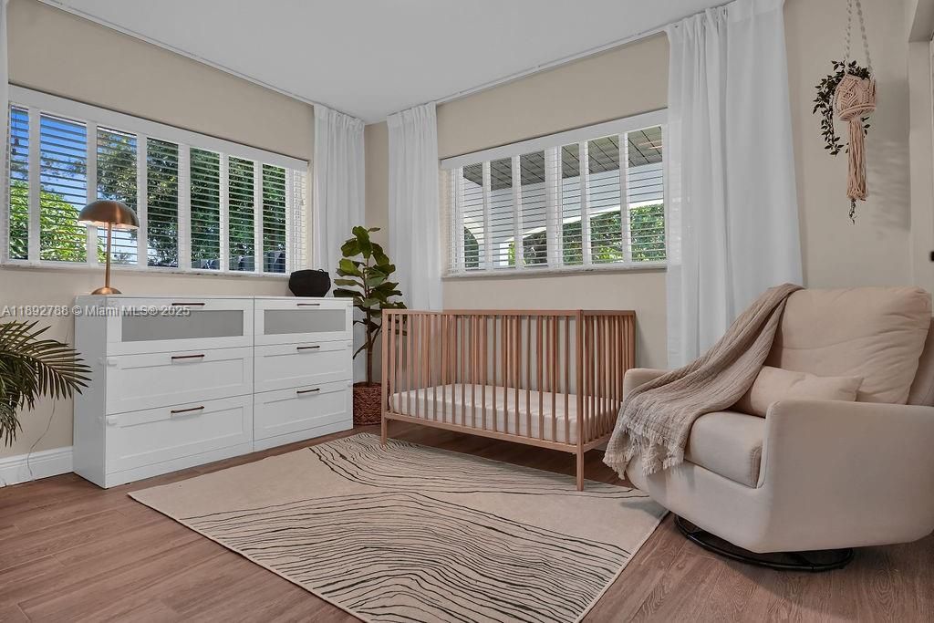 合同活跃: $695,000 (4 贝兹, 2 浴室, 1726 平方英尺)