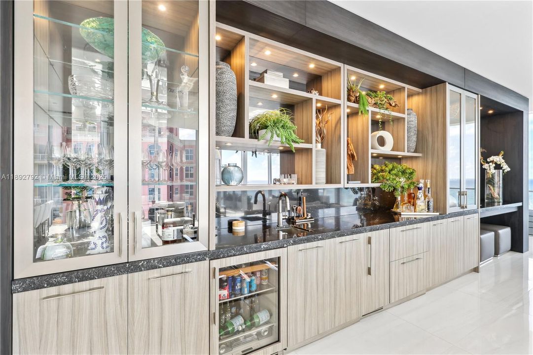 待售: $11,100,000 (4 贝兹, 5 浴室, 4365 平方英尺)