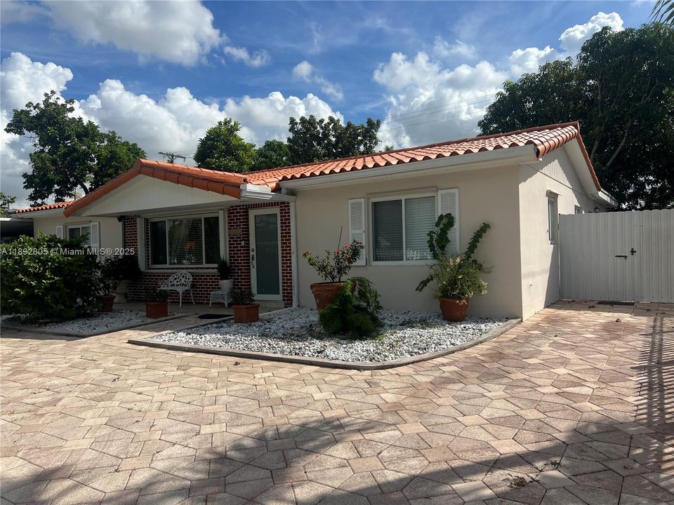 На продажу: $719,000 (3 спален, 3 ванн, 2009 Квадратных фут)