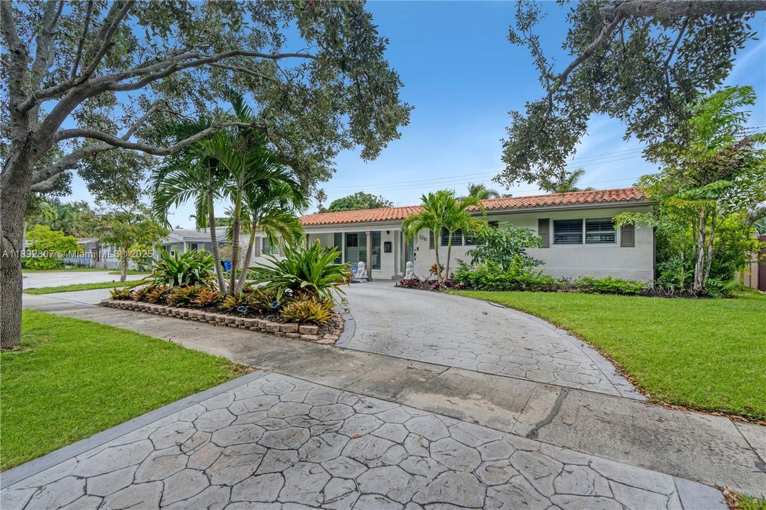 Active With Contract: $5,700 (3 beds, 2 baths, 1896 Square Feet)