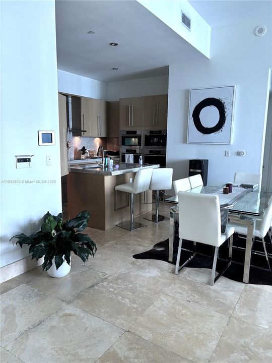 待售: $1,750,000 (2 贝兹, 2 浴室, 1572 平方英尺)