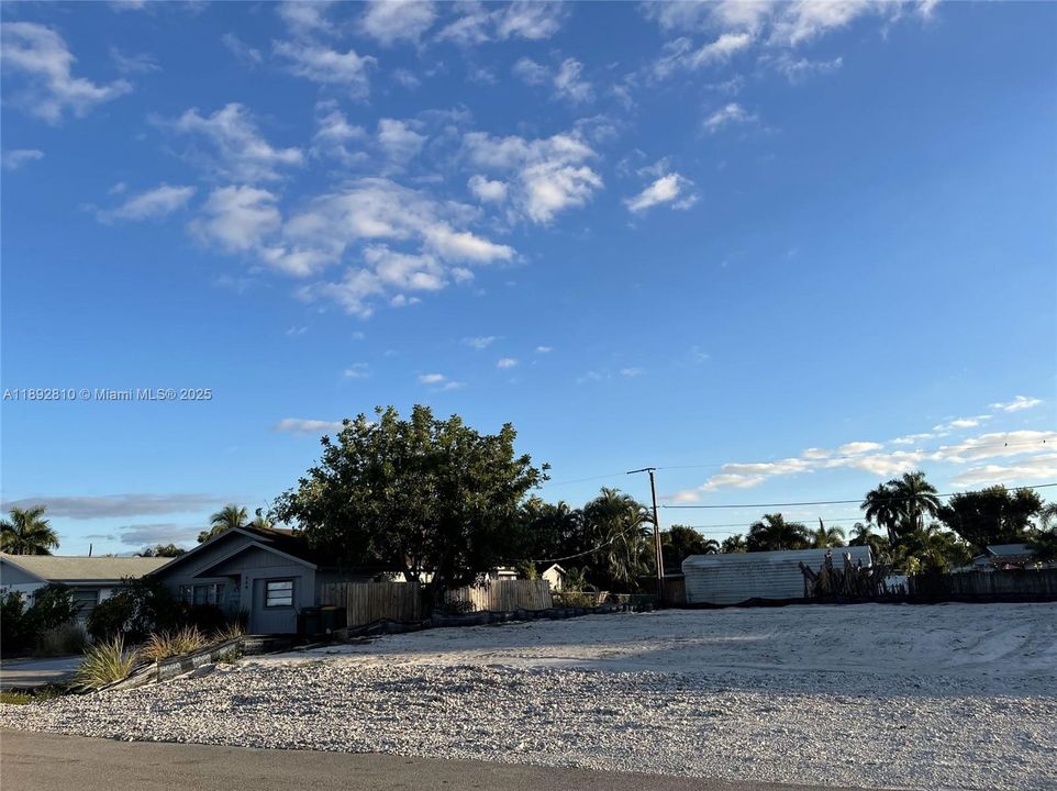 待售: $1,395,000 (0.31 acres)