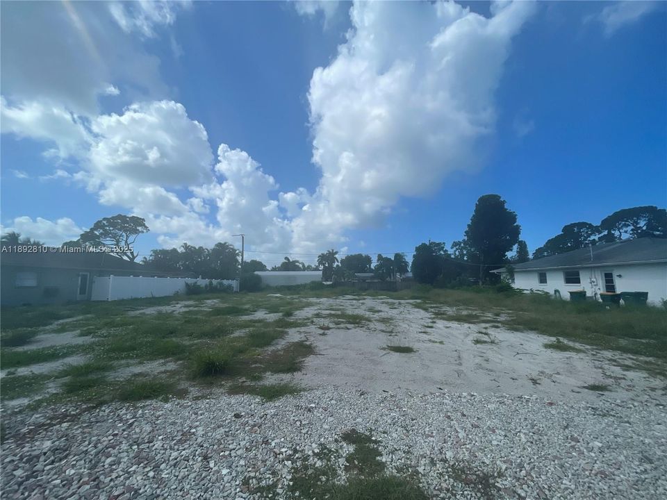 待售: $1,395,000 (0.31 acres)