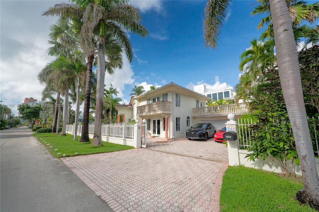 待售: $4,500,000 (4 贝兹, 3 浴室, 3084 平方英尺)