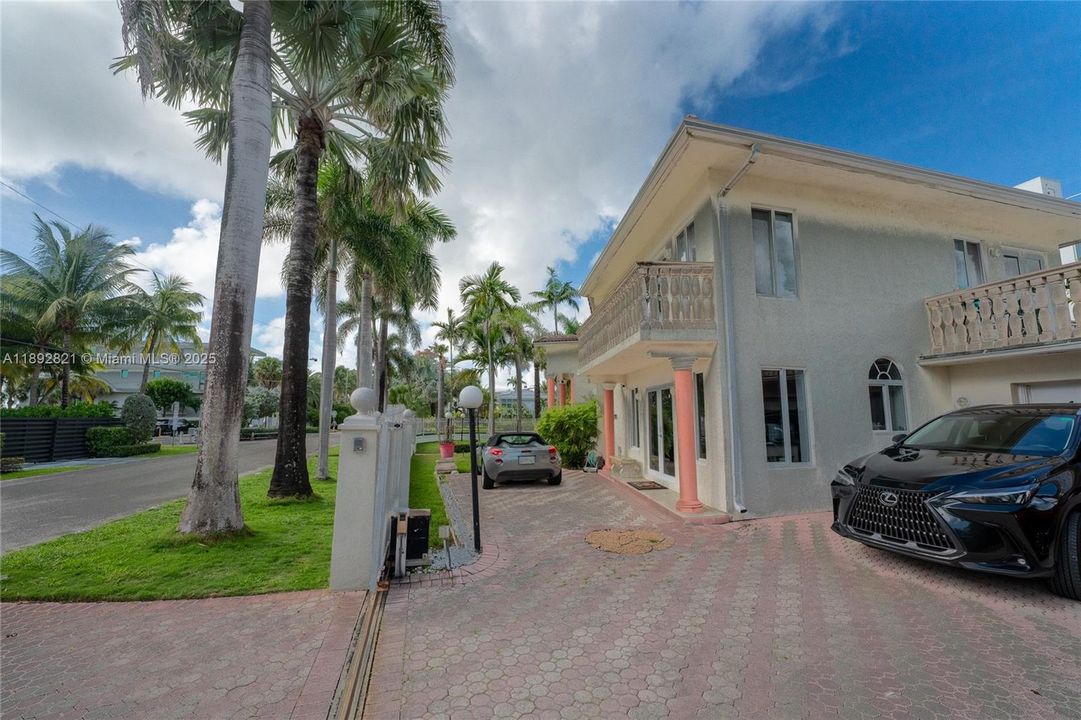 待售: $4,500,000 (4 贝兹, 3 浴室, 3084 平方英尺)