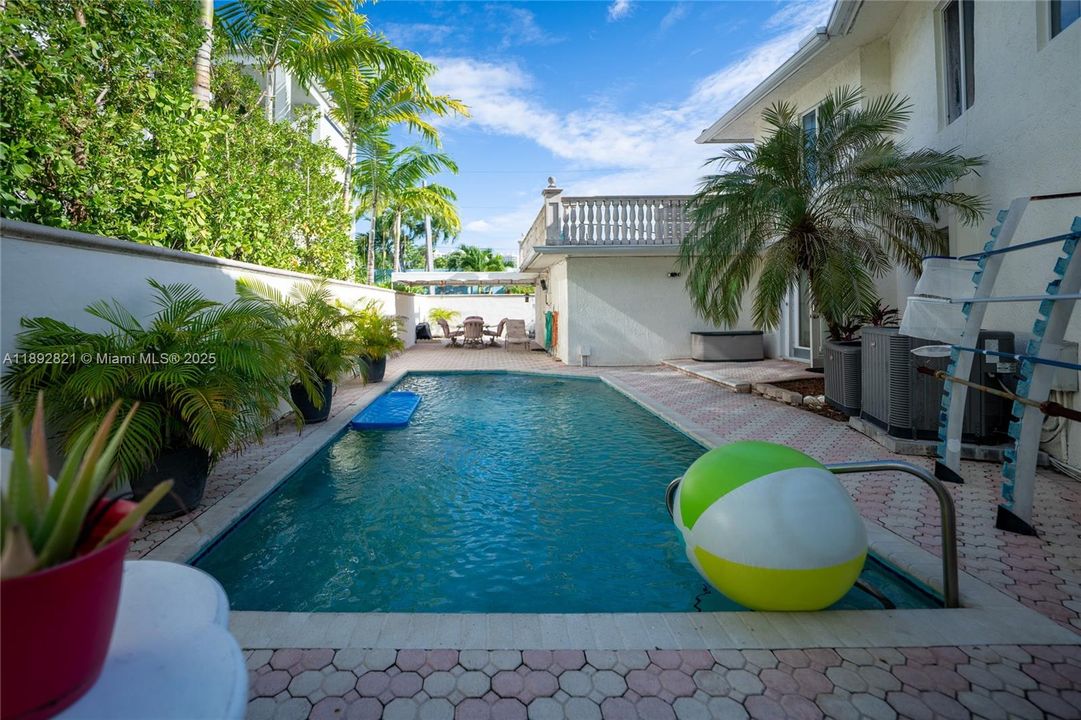 待售: $4,500,000 (4 贝兹, 3 浴室, 3084 平方英尺)