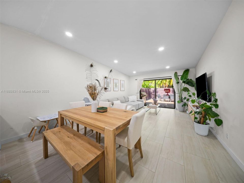 Vendido Recientemente: $505,000 (2 camas, 2 baños, 1147 Pies cuadrados)