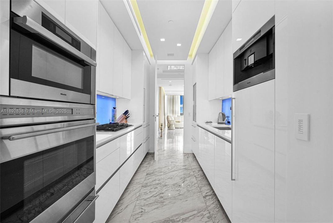 For Sale: $8,900,000 (3 beds, 3 baths, 3003 Square Feet)