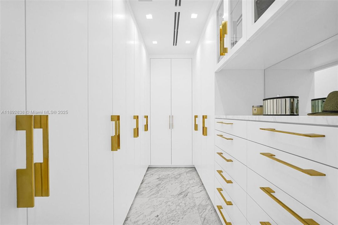 For Sale: $8,900,000 (3 beds, 3 baths, 3003 Square Feet)