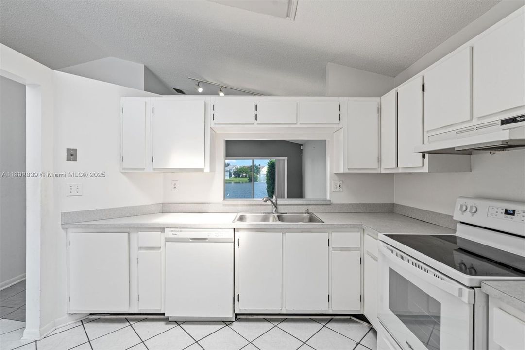 На продажу: $469,000 (3 спален, 2 ванн, 1185 Квадратных фут)