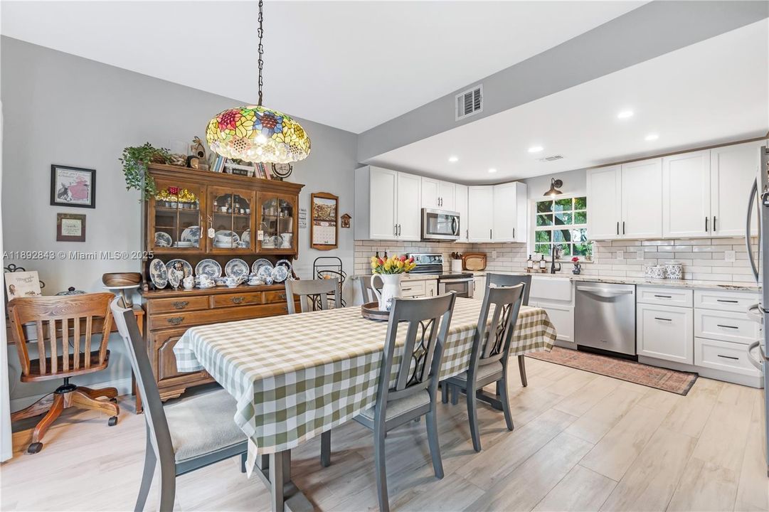 Vendido Recientemente: $525,000 (3 camas, 2 baños, 1528 Pies cuadrados)