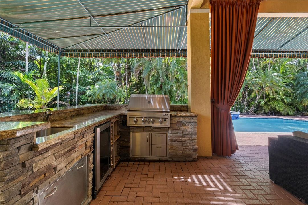 For Rent: $11,000 (6 beds, 5 baths, 4414 Square Feet)