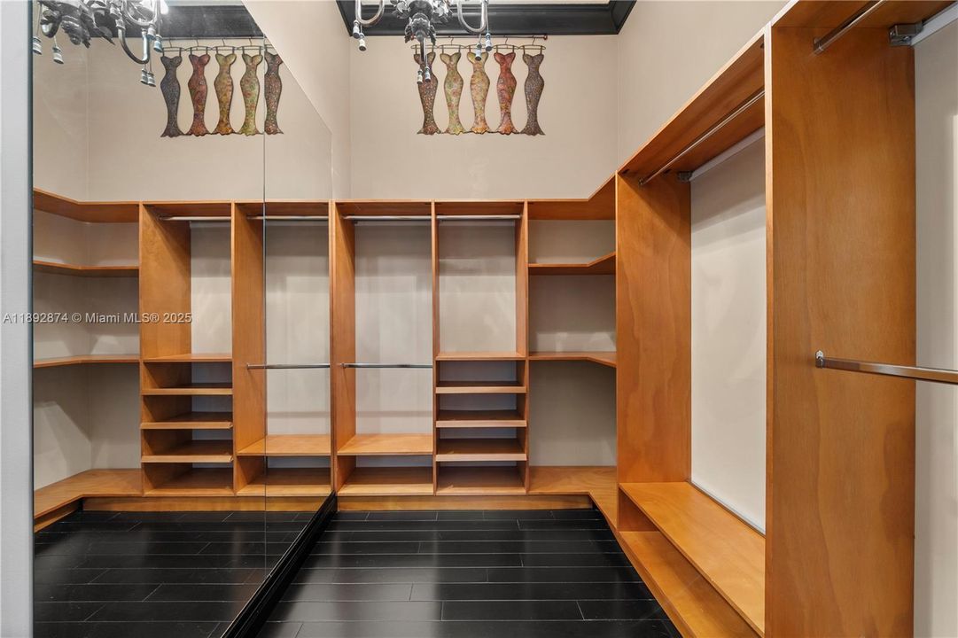 For Rent: $11,000 (6 beds, 5 baths, 4414 Square Feet)