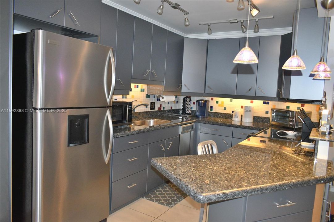 待售: $123,900 (1 贝兹, 1 浴室, 738 平方英尺)