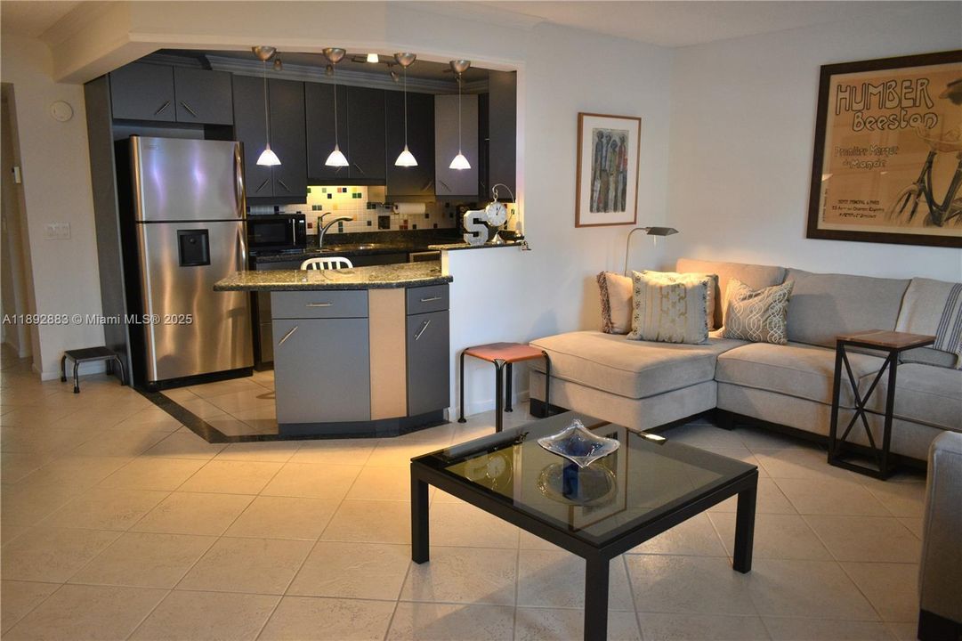 待售: $123,900 (1 贝兹, 1 浴室, 738 平方英尺)