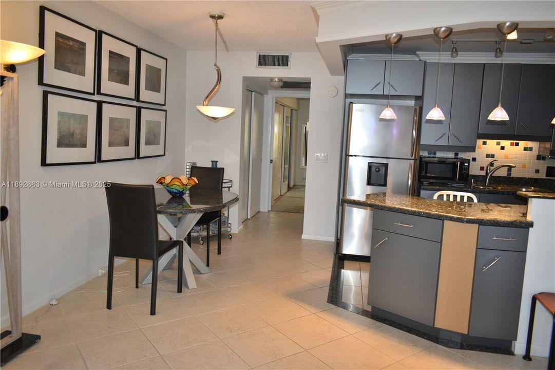 待售: $123,900 (1 贝兹, 1 浴室, 738 平方英尺)