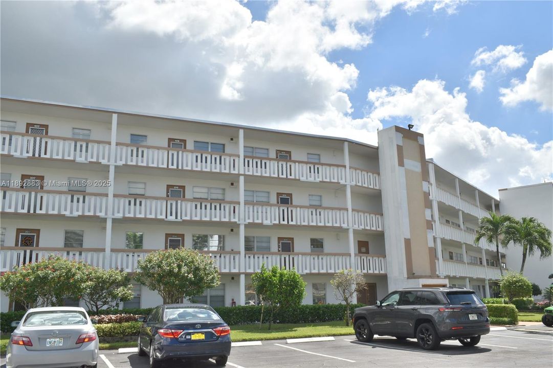 待售: $123,900 (1 贝兹, 1 浴室, 738 平方英尺)