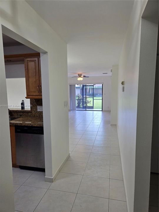 Под контрактом: $2,550 (2 спален, 2 ванн, 976 Квадратных фут)