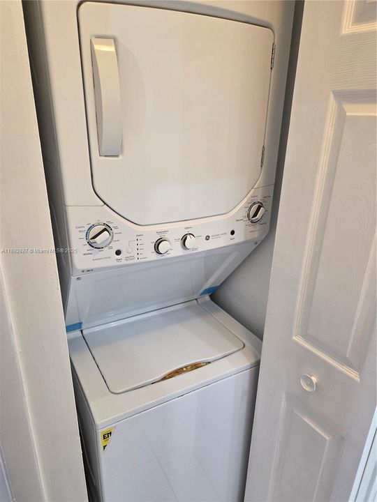 Под контрактом: $2,550 (2 спален, 2 ванн, 976 Квадратных фут)