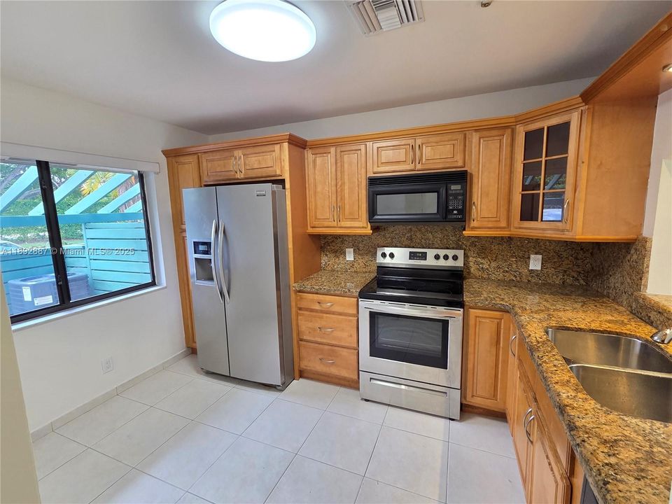 Под контрактом: $2,550 (2 спален, 2 ванн, 976 Квадратных фут)