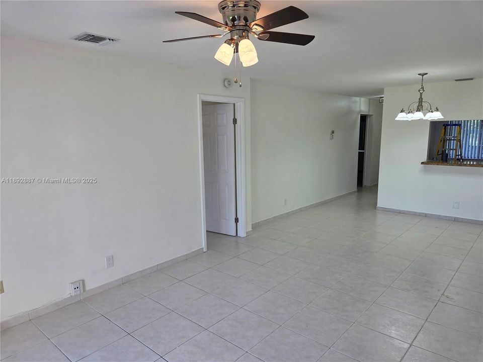 Под контрактом: $2,550 (2 спален, 2 ванн, 976 Квадратных фут)