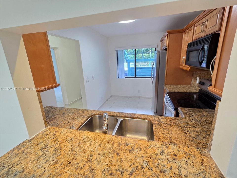 Под контрактом: $2,550 (2 спален, 2 ванн, 976 Квадратных фут)