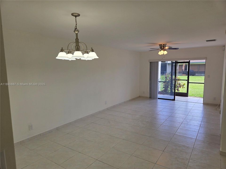 Под контрактом: $2,550 (2 спален, 2 ванн, 976 Квадратных фут)