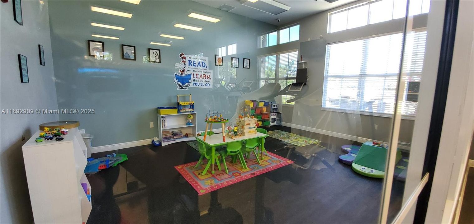 Active With Contract: $2,150 (2 beds, 2 baths, 1139 Square Feet)