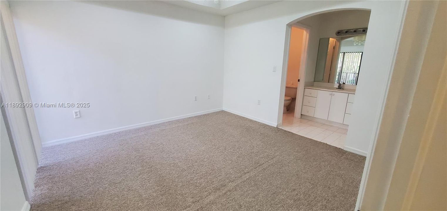 Active With Contract: $2,150 (2 beds, 2 baths, 1139 Square Feet)