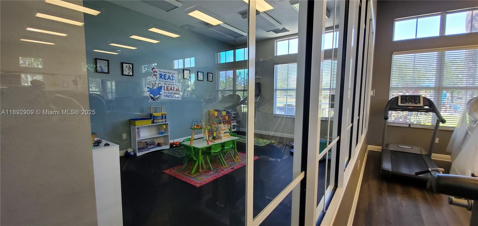 Active With Contract: $2,150 (2 beds, 2 baths, 1139 Square Feet)