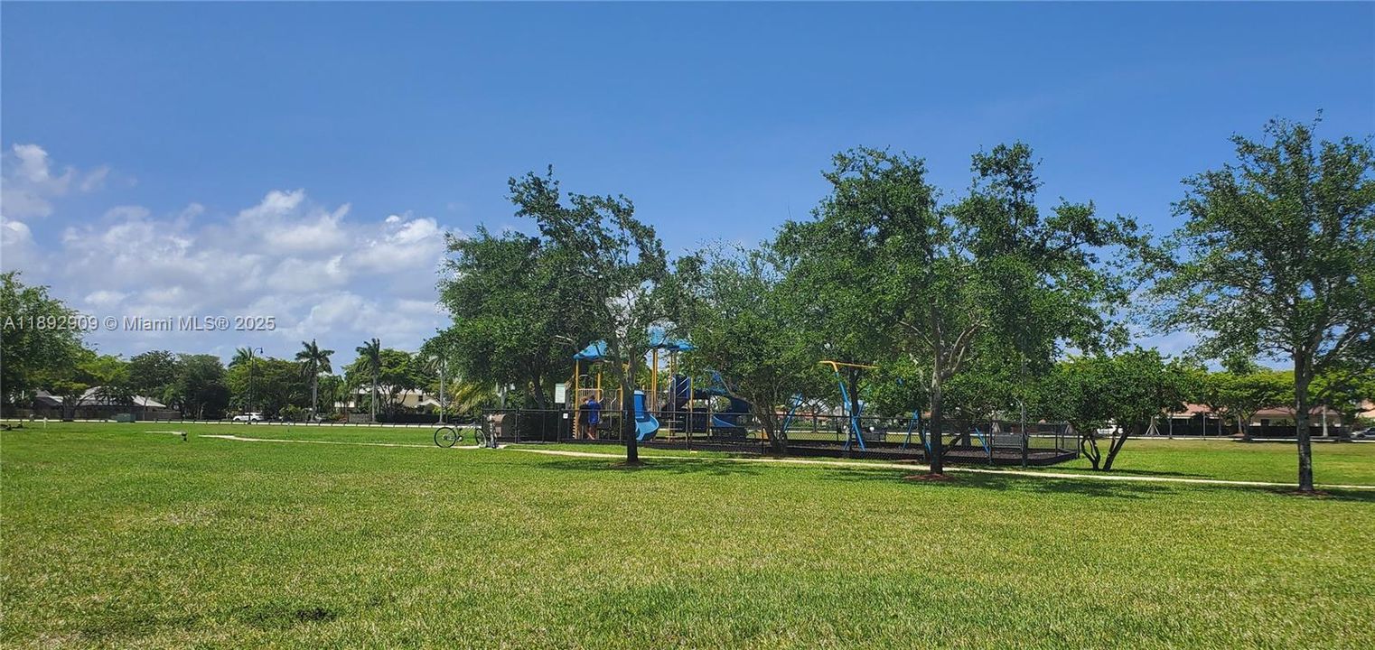 Active With Contract: $2,150 (2 beds, 2 baths, 1139 Square Feet)