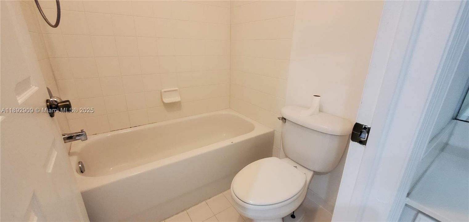 Active With Contract: $2,150 (2 beds, 2 baths, 1139 Square Feet)