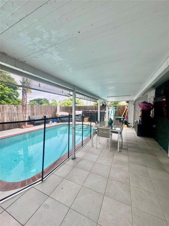 Active With Contract: $3,100 (3 beds, 2 baths, 1221 Square Feet)