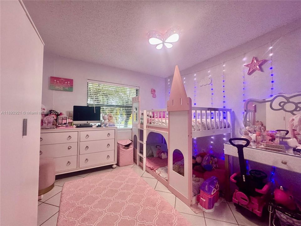 Active With Contract: $3,100 (3 beds, 2 baths, 1221 Square Feet)