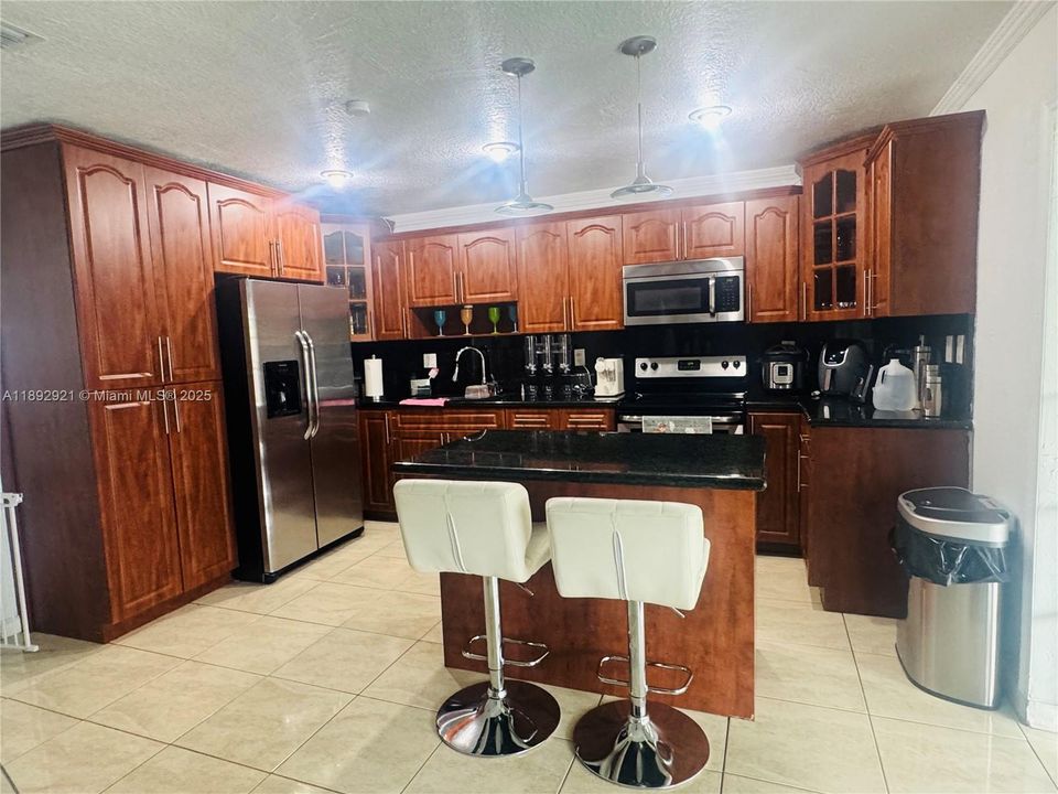 Active With Contract: $3,100 (3 beds, 2 baths, 1221 Square Feet)