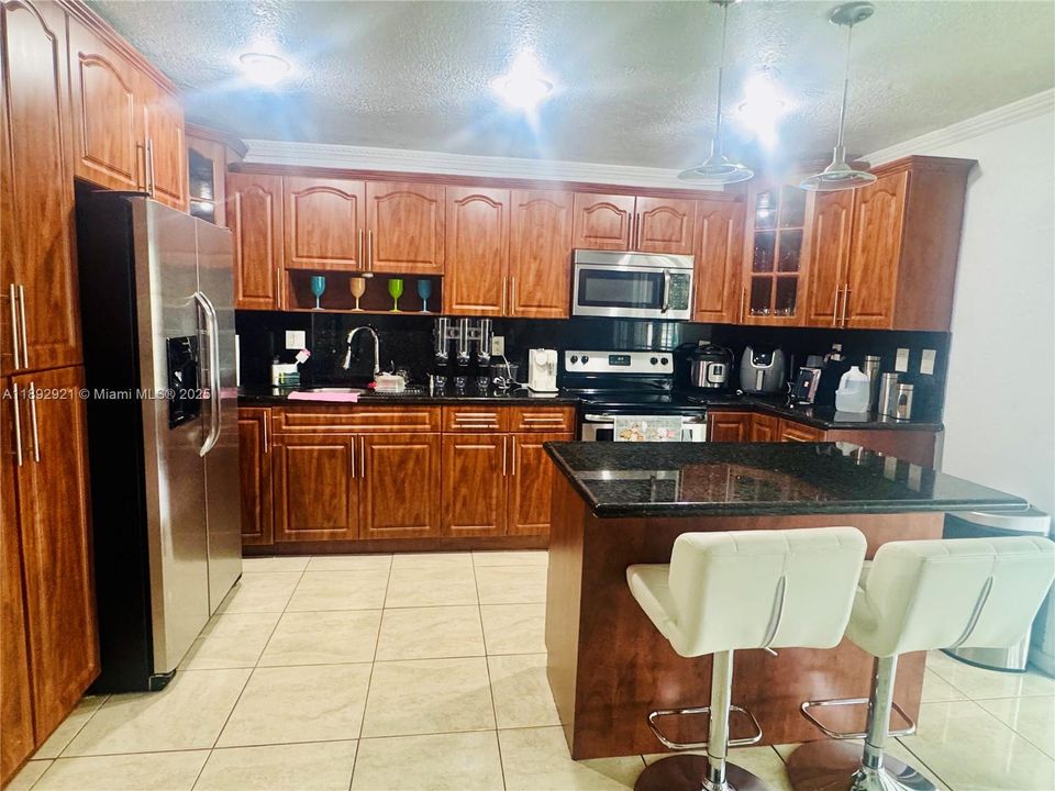 Active With Contract: $3,100 (3 beds, 2 baths, 1221 Square Feet)