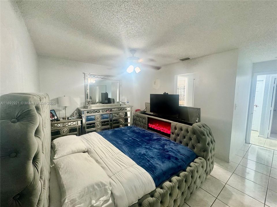 Active With Contract: $3,100 (3 beds, 2 baths, 1221 Square Feet)