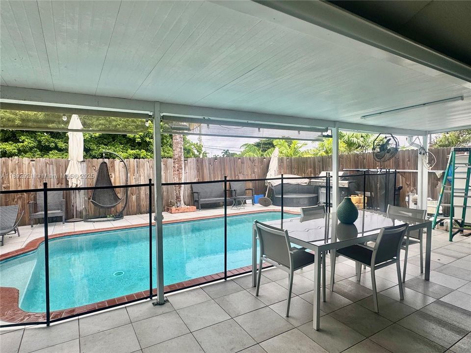 Active With Contract: $3,100 (3 beds, 2 baths, 1221 Square Feet)